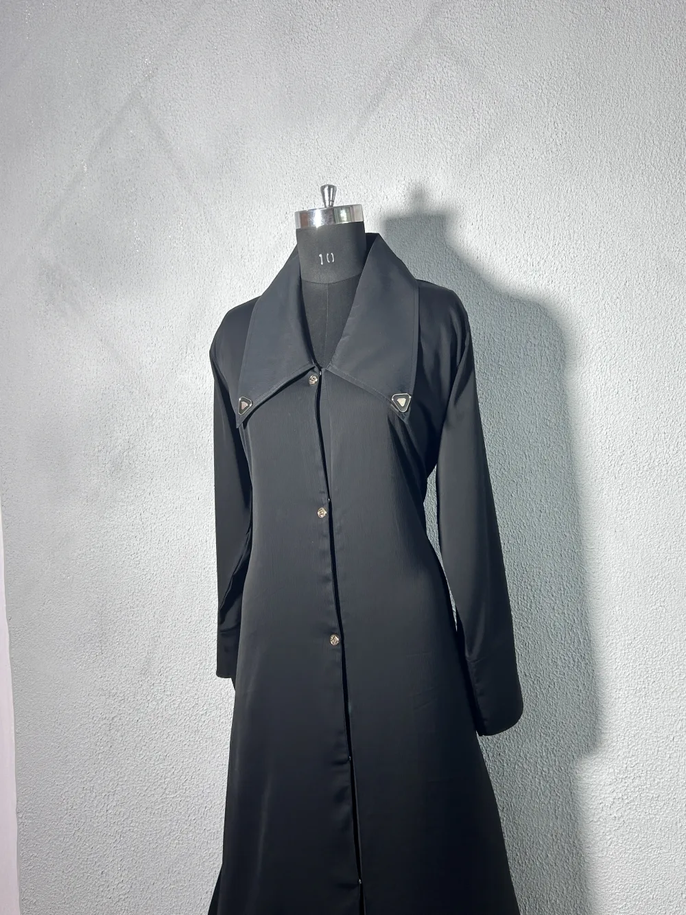 Onyx Lapel Collar Button-Down Abaya - Image 3 - Abaya Studio