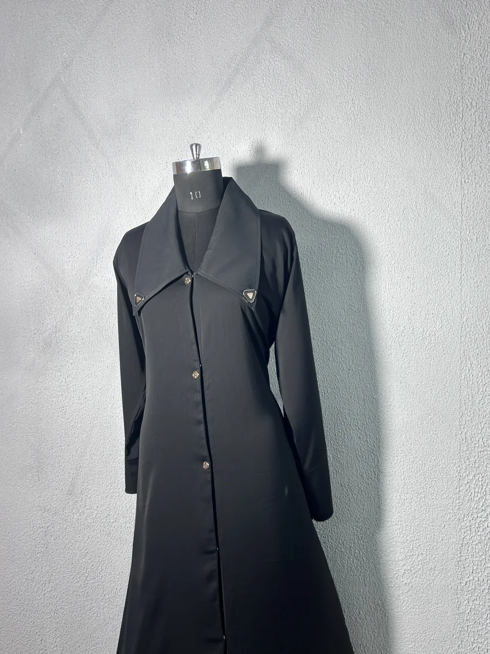 Onyx Lapel Collar Button-Down Abaya - Image 4 - Abaya Studio